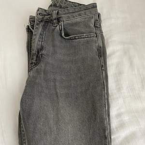 Hej! Jag säljer mina grå Gina jeans. Dom är i storlek 34 men är för korta för mig som är 1,68🫶🏼men dom är i väldigt bra skick och är använda två ggr, jättefina att ha i höst🤍