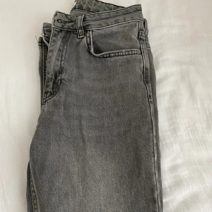 Grå Gina jeans❤️ - Hej! Jag säljer mina grå Gina jeans. Dom är i storlek 34 men är för korta för mig som är 1,68🫶🏼men dom är i väldigt bra skick och är använda två ggr, jättefina att ha i höst🤍