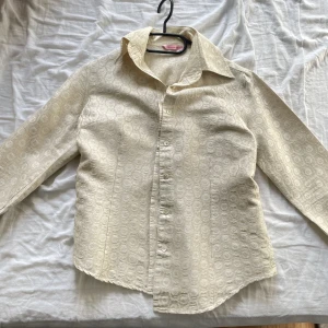 Skjorta/ topp - En riktigt riktigt fin skjorta som jag köpt på en vintage butik och ser ny ut😍. Tyvvär för liten för mig. 