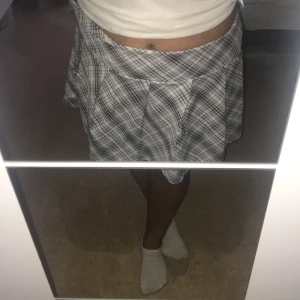 Kort kjol - Kan va bra på julafton och andra tillfällen, den har en liten dragakedja på sidan