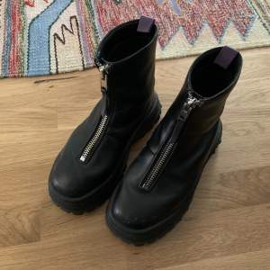 Raven boots från Eytys i storlek 38. De är rätt använda men fortfarande i fint begagnat skick. Har en liten repa upptill på ena tån samt en liten glipa vid sulan på den ena skon (bild 3) som enkelt går att limma ihop eller använda trots det