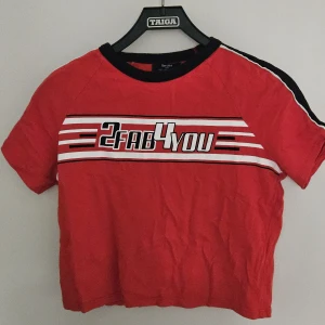 Cropped tshirt  - En röd tshirt i lite kortare modell från bershka. 