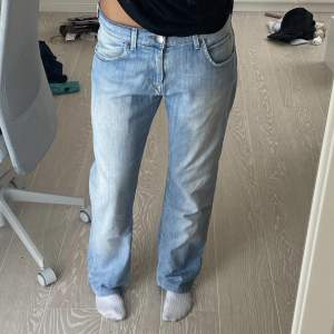 säljer mina baggy lågmidjade jeans då ja har andra jag använder mer! de e köpta secondhand men i bra skick💞 inga defekter/tecken på användning. sitter perfekt i längden på mig som e 166 (går att sprätta upp längst ner) midja: 40 tvärs över o innerben 76!