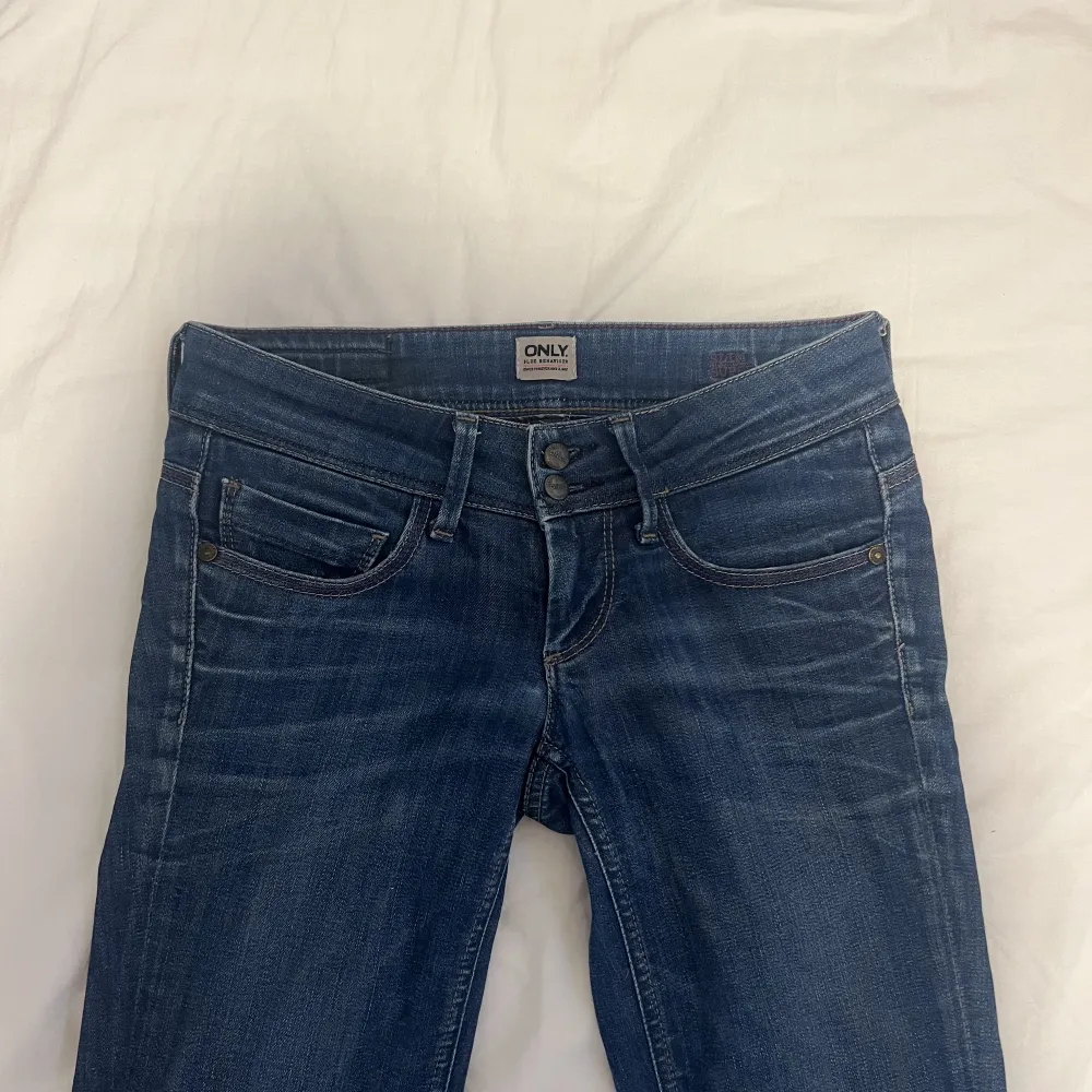 Säljer dessa skitsnygga raka lowrised jeansen från Only som dessvärre är för små! Dom är i bra skick och är i storlek 25/34💗💗. Jeans & Byxor.