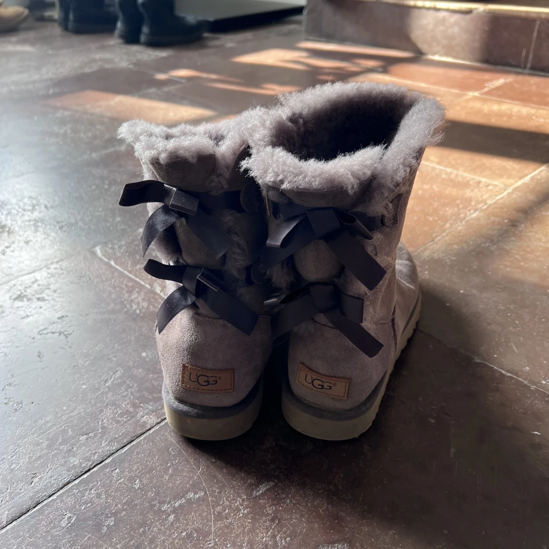 Uggs med rosetter - 90