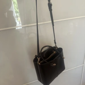 Väska - Väska från Zara, aldrig använd, lappar kvar. Säljer då jag inte längre kan skicka tillbaka. 