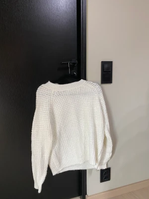 Vit tröja - Vit stickad tröja från lager 157 i storlek S, 60kr 