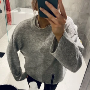 Stickad tröja  - Grå stickad tröja. Använd 2 gånger i strl S💗💗