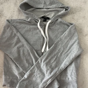 Grå huvtröja - Fin lite mer crop huvtröja som är köpt i usa från forever 21 Storlek:S