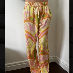 Zara byxor - Mönstrade byxor från Zara - storlek medium - kontakta mig om ni har några frågor!