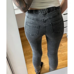 Jeggings  - Gråa Jeggings från märket Pieces  Storlek S/M. Fint skick