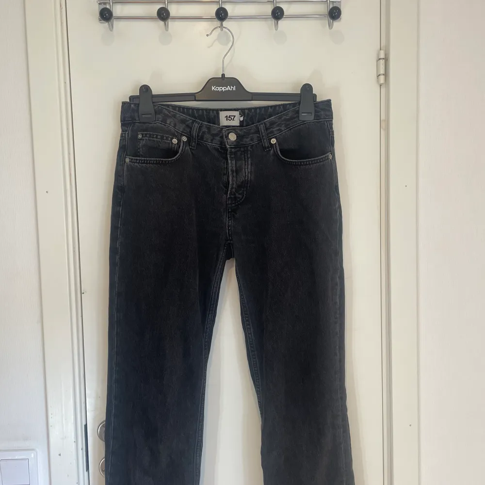Svarta ICON jeans i bra skick. Nypris:400kr. Jeans & Byxor.