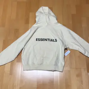 En helt ny essentials hoodie som är authentic av stock x. Köpte den från stock x för 2400kr men den har nu gått ner lite i pris.