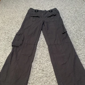 Brandy Cargo - Brandy Melville byxor, har en mindre fläck på framsidan, se bild, men inget som synd på!