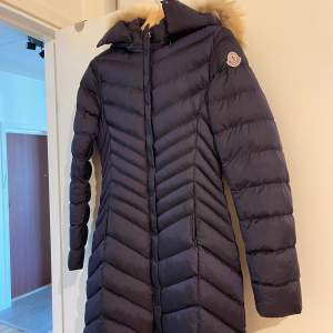 Marinblå Moncler dunjacka  Storlek XS-M  Kan gå ner i pris vid snabb  