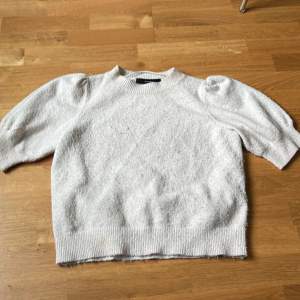 En tröja fårn Vera Moda som jag använt 1 gång den är mjuk å skön att ha men kommer inte använda hoppas någon är intresserad 