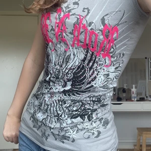 Tshirt - Tshirt med tryck. Köpt secondhand men bara använd ett fåtal gånger💕