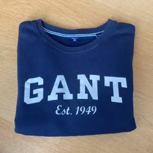 Säljer denna Gant sweatshirten pågrund utav att den inte kommer till användning. Den är i fint skick använd några få tals gånger. Den är köpt för 1000kr men säljer 250kr. Den är i storlek 158/164.  Står inte för frakten.