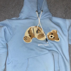 Blå Palm angels hoodie  - palm angels hoodie i ljus blå färg 