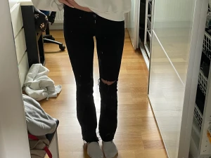 Low waist levis jeans🤩🍸⭐️ - Lågmidjade jeans från Levis, bootcut 🥂😻 väldigt mjuka jeans bekväma att ha på sig, sitter väldigt snyggt i bak😎