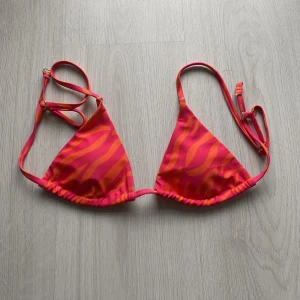 Bikini överdel - Jättefin bikini överdel i nyskick från shein, säljer pågrund av att den är för liten för mig, storlek S💗 40kr