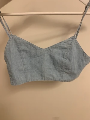 Topp Pull&Bear - Fin ljusblå topp från Pull&Bear. Storlek S.💕