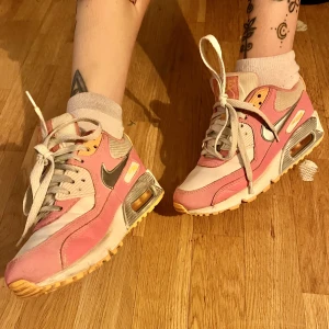 Söta Nike Air Max  - Jättesöta air max i använt men fint skick! Kommer tyvärr inte till användning hos mig. Strl 36💕