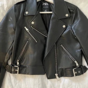 Skinnjacka perfekt skick - Jacka i skinnimitation, perfekt skick! Storlek M men sitter bra även på mig med xs/s