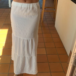 Vit långkjol  - Vit långkjol från hm. Obs: måste användas med hudfärgade underkläder då den är lite genomskinlig☺️