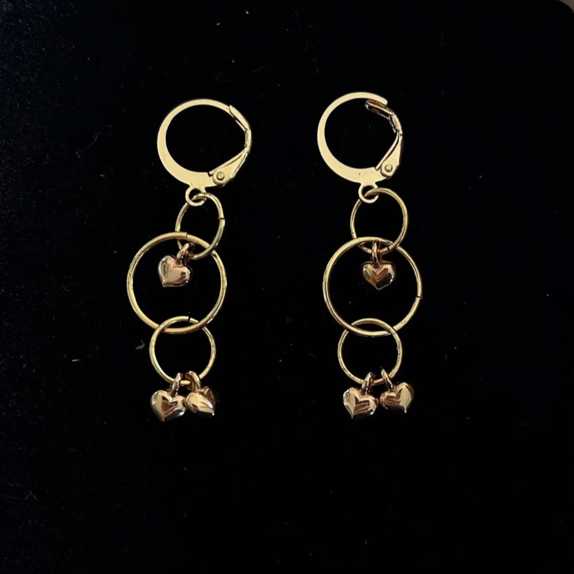 Långa örhängen med tre hjärtan 