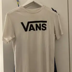 Säljer min Vans t-shirt då den är lite liten för mig och inte kommer till användning!