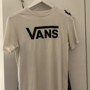 Vans t-shirt - Säljer min Vans t-shirt då den är lite liten för mig och inte kommer till användning!