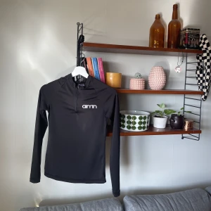 Longsleeve  - Storlek S alla är i mycket fint skick, säljes ihop 3 stycken, en blå Femme också🖤💙