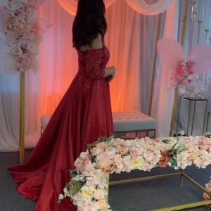 Helt ny klänning  - Helt ny klänning från JJ house. Använd endast en gång på min systers förlovning. Är i storlek xs men den är ganska stor i storlek så den passar S. Helt ny och inga fel.