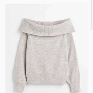 Hm off shoulder-tröja  - En super fin offshoulder-tröja från hm, den är slutsåld, köpt för ett tag sedan lite små nopprig men inte något man märker 🙌🏻🙌🏻  I tröjan står de M men passar mellan S/M💘