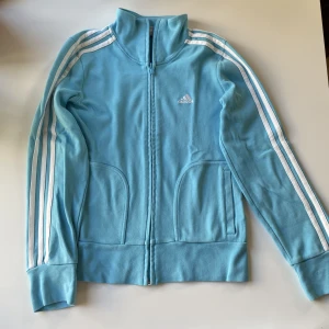 Adidaskofta  - Skick enligt bild, storlek S. Vill du köpa är det bara att trycka på ”köp nu”