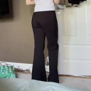 Kostymbyxor  - Säljer mid waist kostymbyxor som lägger sig såå fint! Väldigt bra skick 