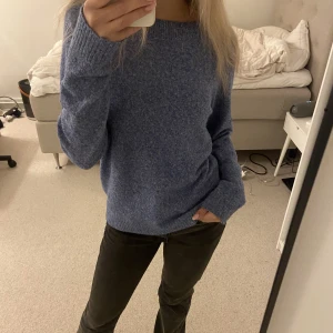 Blå stickad tröja - Säljer denna blåa tröja från veromoda använd fåtal gånger i fint skick💗