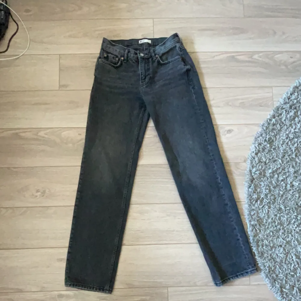 Säljer dessa jeans från Ginatricot då jag inte gillar dom, lågmidjade raka jeans 👖 . Jeans & Byxor.