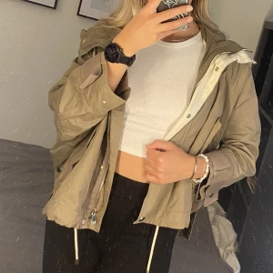 Trendig ”regnjacka” från Zara - Använd endast ett fåtal gånger så den är som ny. Färgen är brun/beige. Jag samfraktar med annat och vi kan komma överens om paketpris.