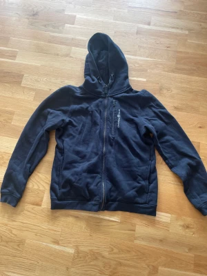 Sailracinghoodie svart - Hoodie med dragkedja från sailracing är i storlek 170 men passar dig som har xs/s