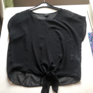 Genomskinlig blus med knytning💕 - Så fin blus med knytning som man kan knyta själv 💕 i perfekt skick:)
