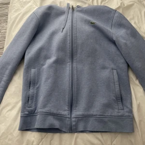 Lacoste kofta  - Helt ny aldrig anvnäda, fick i present men det är inte min stil 