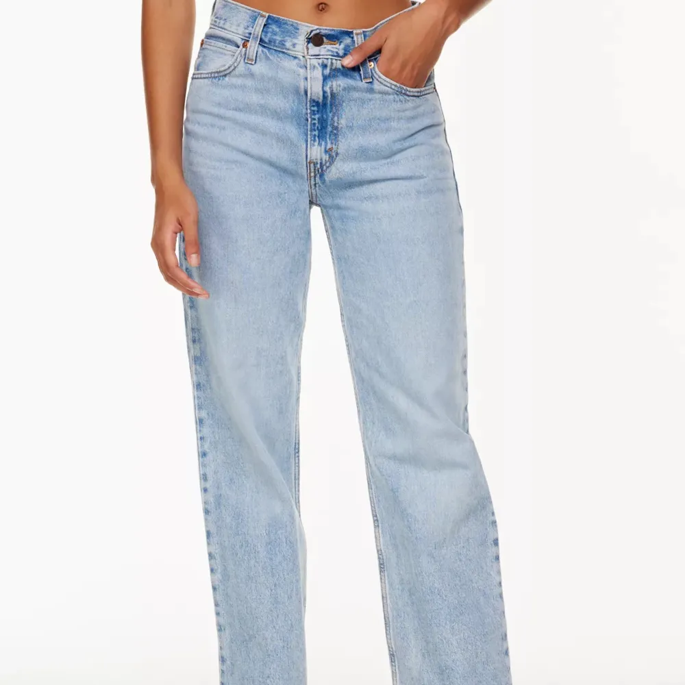 Säljer mina favorit jeans från Levis i modellen ”dad jeans” i storlek W27. Köpte dom på revolve och är slutsåld online. Säljer för 500kr 👽. Jeans & Byxor.