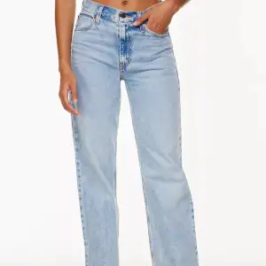 Säljer mina favorit jeans från Levis i modellen ”dad jeans” i storlek W27. Köpte dom på revolve och är slutsåld online. Säljer för 500kr 👽