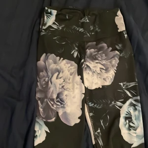 Träningsbyxor - Säljer dessa för att de ör för små! Fint sick. 50+frakt(om det inte står fri frakt)