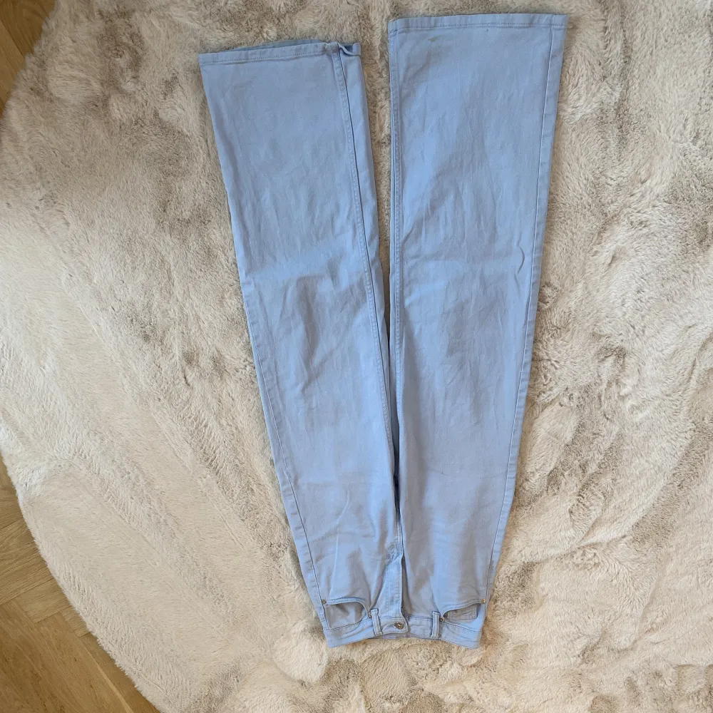 Mid/high rise jeans i en ljusblå/pastell blå färg. De är sparsamt använda men finns en liten fläck längst ner på benet som ni ser på bild 3. Storlek xs men passar också S.☺️Köpta för 300 . Jeans & Byxor.