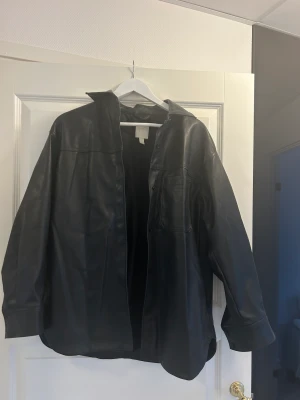 Skinnskjorta/Overshirt - Skinnskjorta/Overshirt från HM. (Oversized)  Säljer då denna inte används längre. Skicket är mycket bra då den enbart är använd ett fåtal gånger. 🌸  Skriv privat för fler bilder 📸