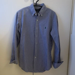 Ralph lauren skjorta - Säljer en skjorta från Ralph lauren. Storlek s. Nyskick! Hör av er för fler bilder eller andra funderingar. OBS! Vid köp av fler skjortor från min sida kostar det 300kr/st