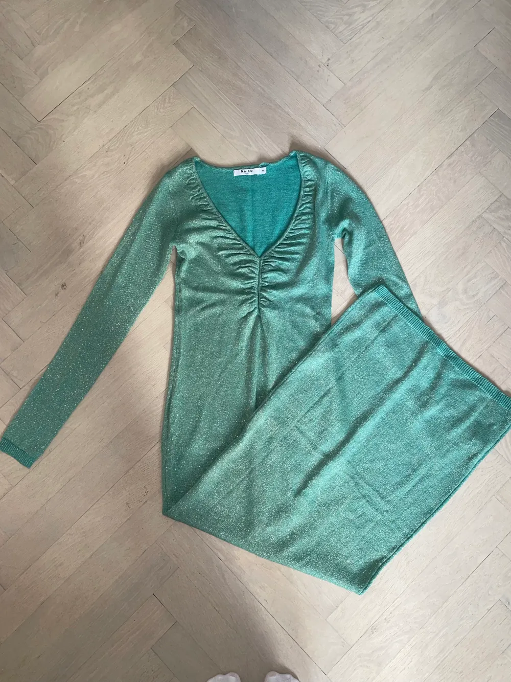En glittrig långklänning i grönt skimrande material. Storlek xs från NA-KD, aldrig använd.. Klänningar.